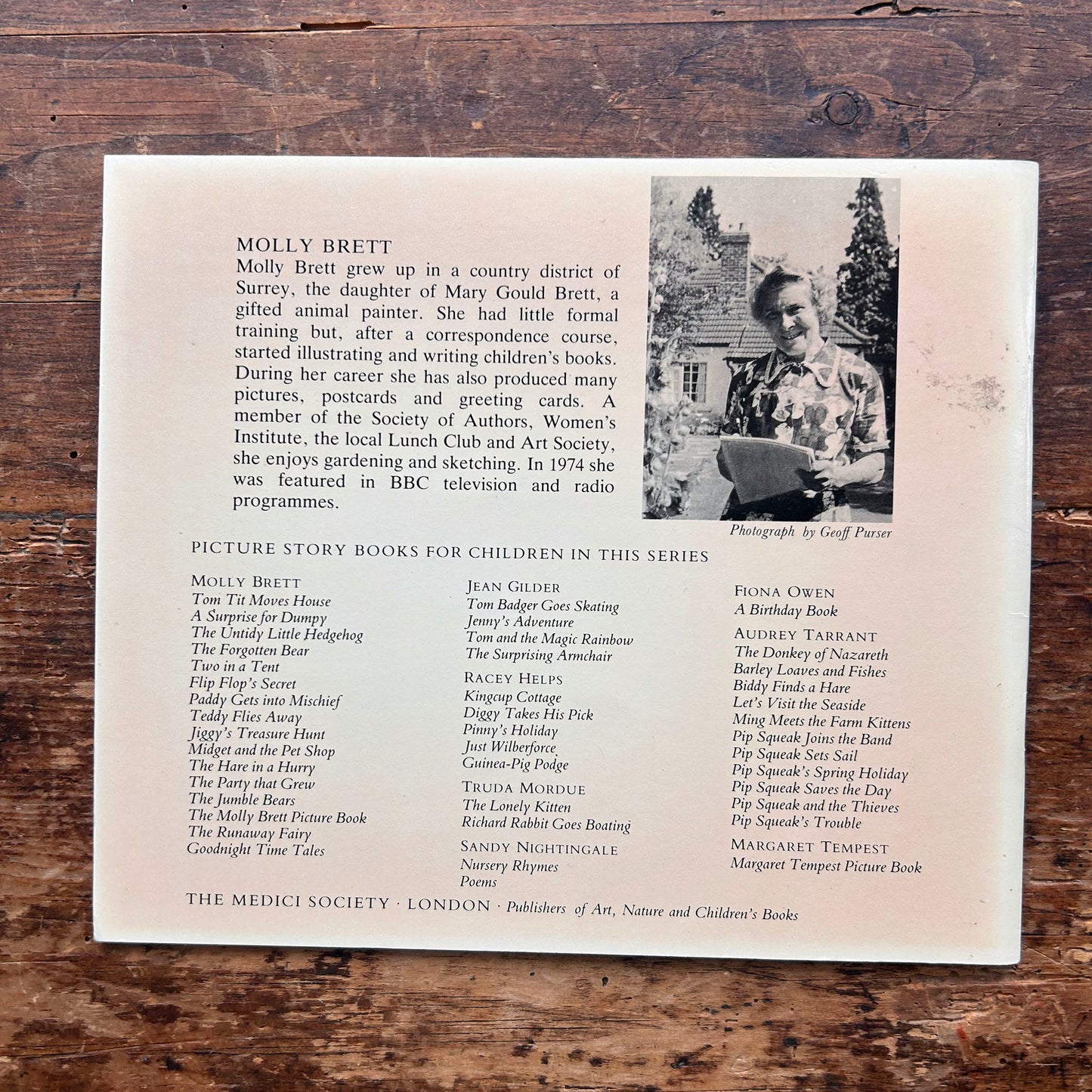 The Hare in a Hurry - Molly Brett - Vintage 1975 (Preloved)