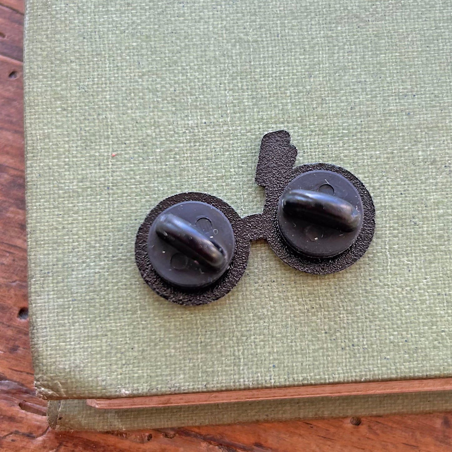 Pin Badge / Lapel Pin - Glasses - Don't Let the Muggles Get You Down