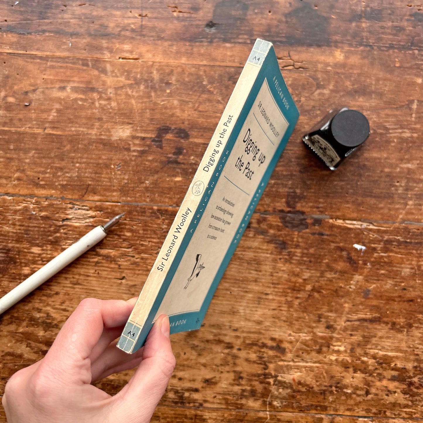 Digging up the Past - Sir Leonard Woollley - Vintage Pelican Books - No. A4 1954 (Preloved)